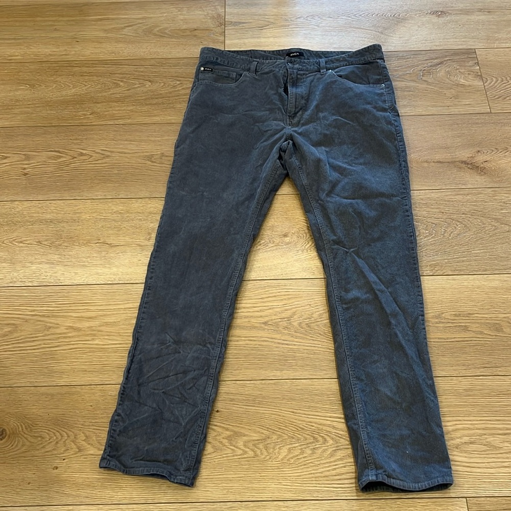MEN’S RVCA SIZE 38 GRAY CORDUROY PANTS.